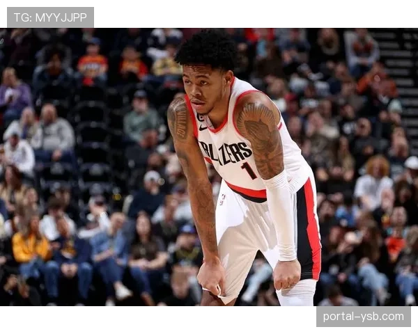 特写镜头:哈维-西蒙斯助攻后手指向看台,献给到场观战的家人 特写镜头:哈维-西蒙斯助攻后手指向看台,献给到场观战的家人